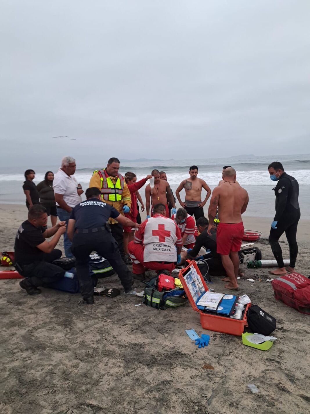 Tragedia en Playas de Tijuana: un hombre muere ahogado y otro es rescatado con vida