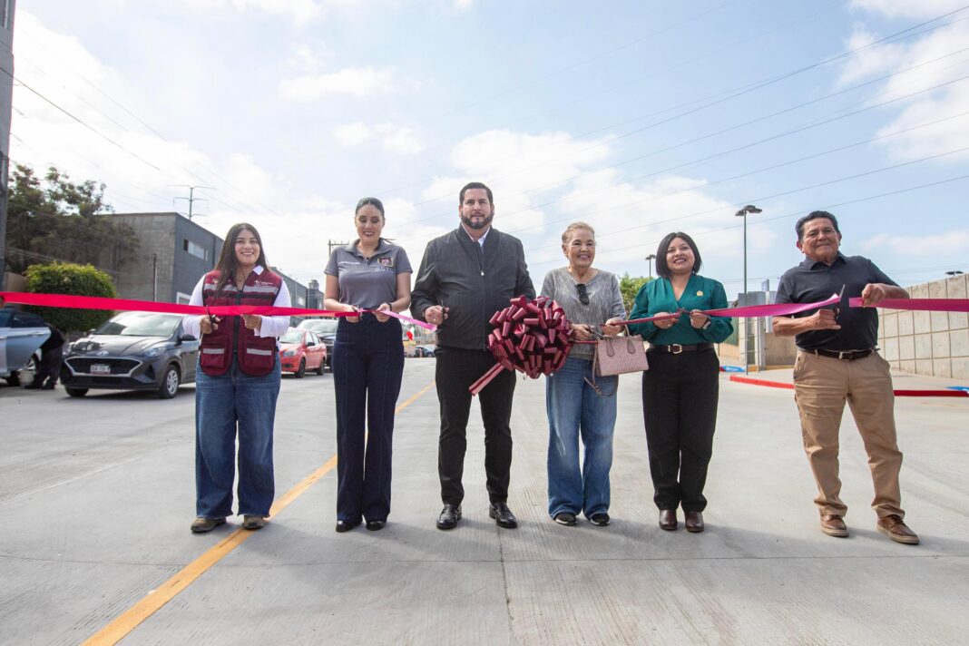 Cumple Ismael Burgueño a ciudadanía de Lomas del Matamoros con pavimentación de calle C.F.E