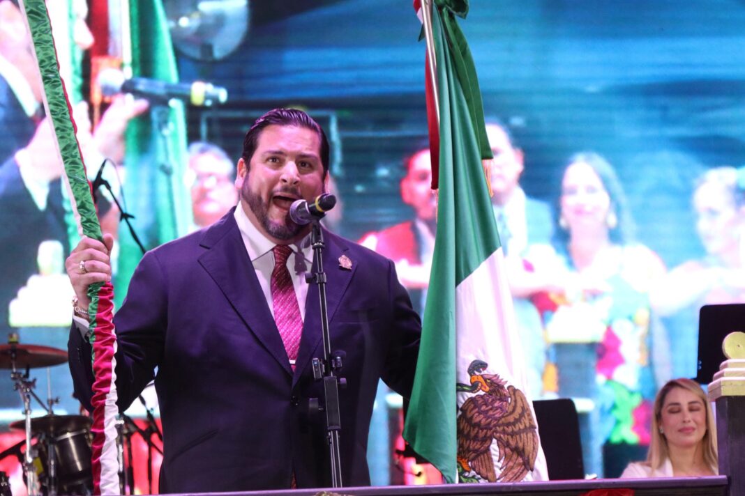 Con emotivo Grito de Independencia, Ismael Burgueño encabezó la ceremonia del 15 de septiembre en Tijuana