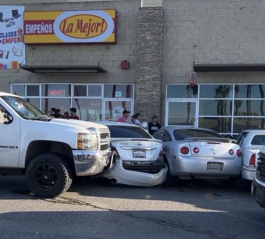 Por querer huir choca cinco autos en Fundadores