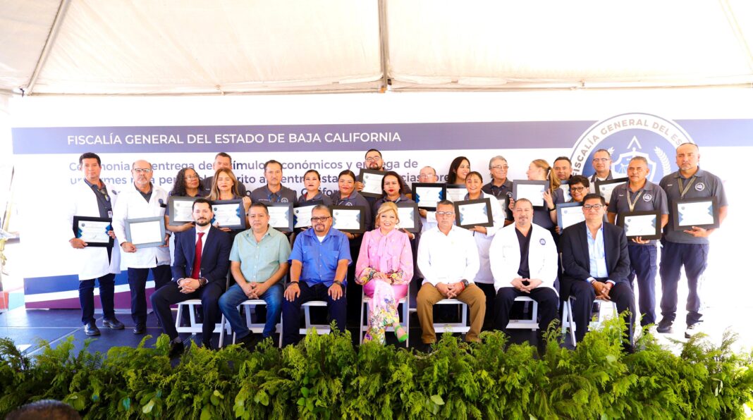 Entrega FGE estímulos económicos a personal del Instituto Estatal de Ciencia Forenses