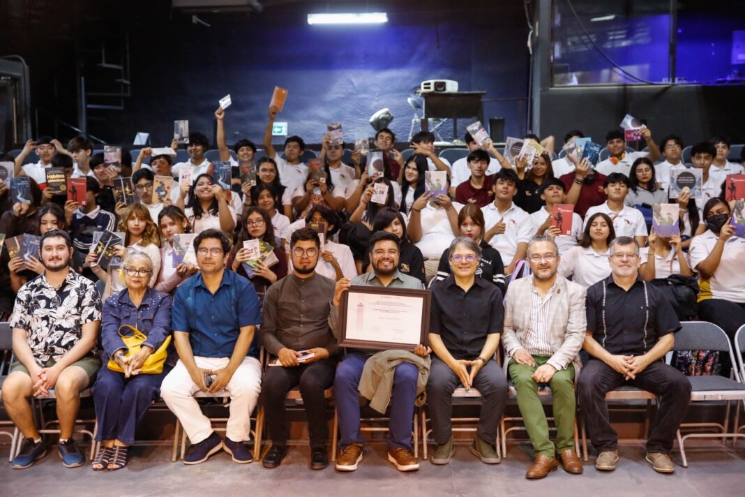 Alexis Casas recibe premio Bellas Artes BC de Dramaturgia Luisa Josefina Hernández 2025