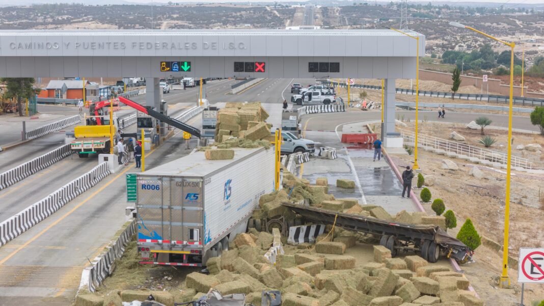 Tráiler impacta varios vehículos en la caseta el Hongo