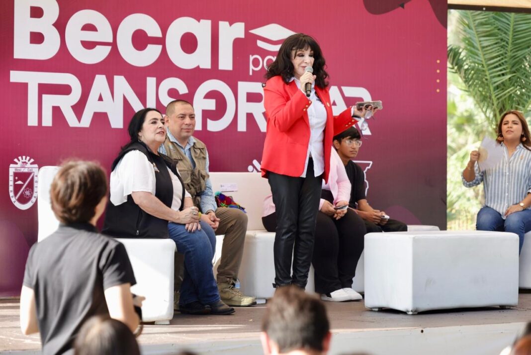 Norma Bustamante entrega estímulos económicos a estudiantes