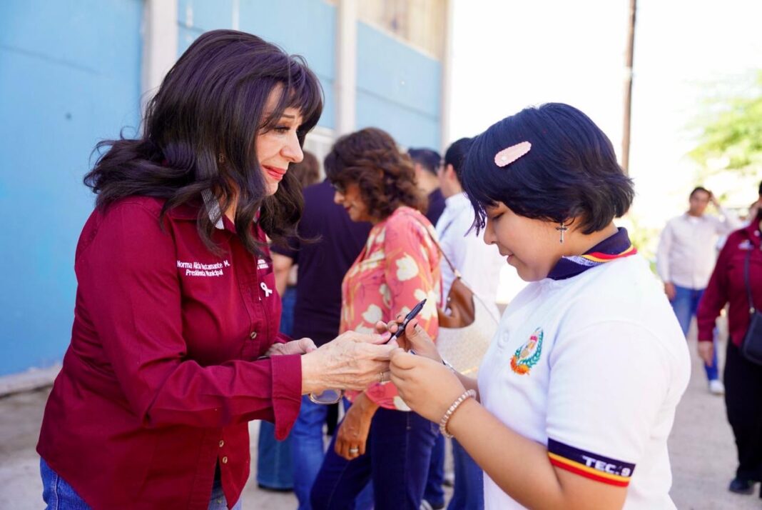 Norma Bustamante impulsa la educación con pies en movimiento
