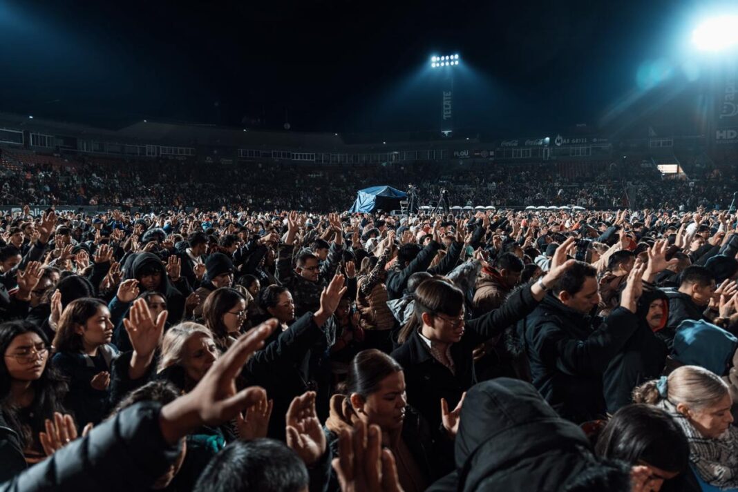 Miles de cristianos celebran «Noche de Esperanza 2025» y buscan aportar a solucionar problemas sociales