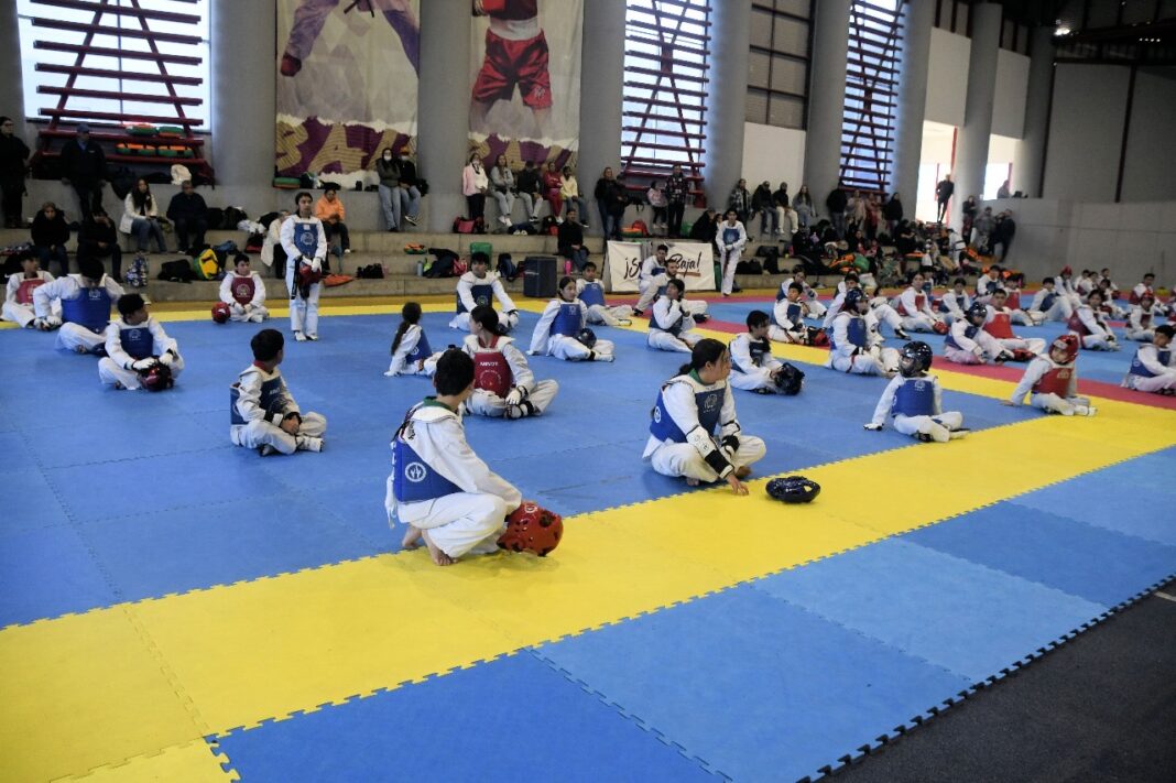 Óscar Navarro comparte experiencia mundialista con jóvenes bajacalifornianos