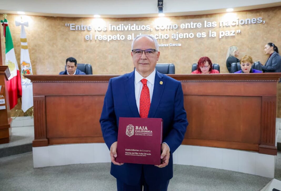 Entrega Alfredo Álvarez Cardenas cuarto informe de gobierno de Marina del Pilar al Congreso BC