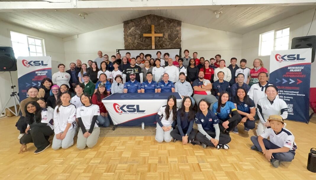 Tira Luis Álvarez en campamento en California