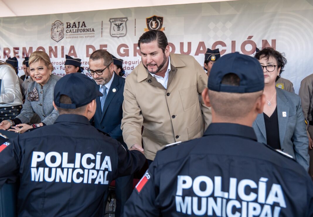 Asiste Ismael Burgueño a la Ceremonia de Graduación de nuevos elementos policiacos