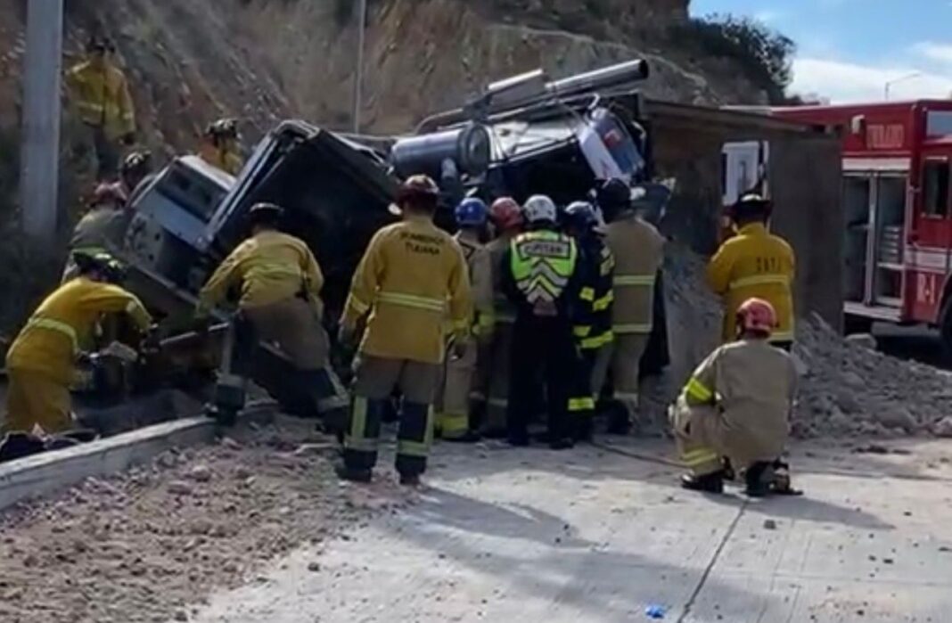 Muere conductor de camión de carga en bulevar 2000