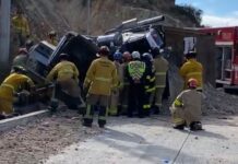 Muere conductor de camión de carga en bulevar 2000