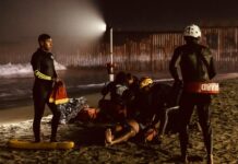 Rescatan a migrante atrapado en el muro fronterizo en Playas de Tijuana