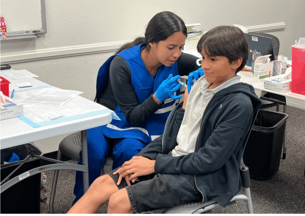 Urgen en SD a vacunarse contra gripe y Covid-19 ante repunte previo a las fiestas