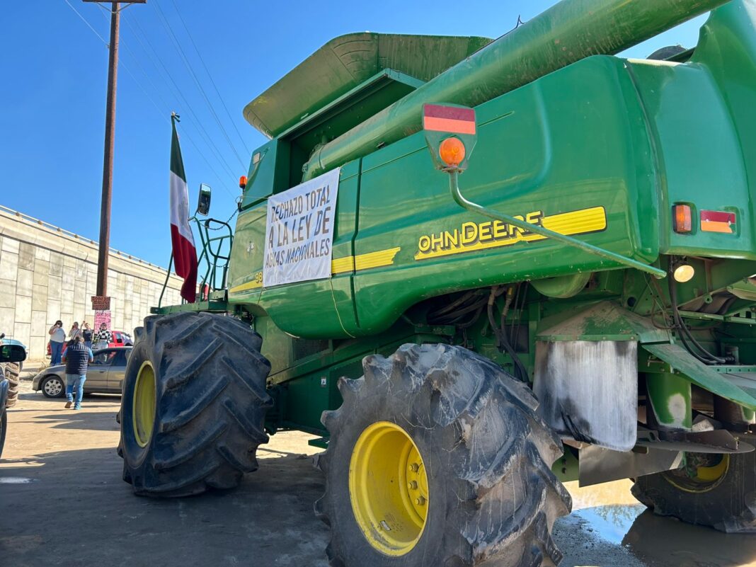 Agricultores bloquean carretera Mexicali-SLRC