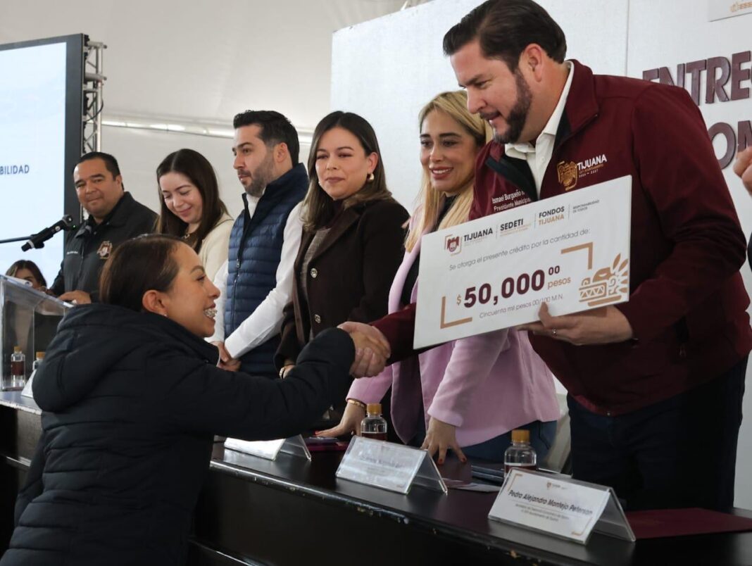 Entrega Ismael Burgueño más de 900 créditos del Fideicomiso ‘Fondos Tijuana’