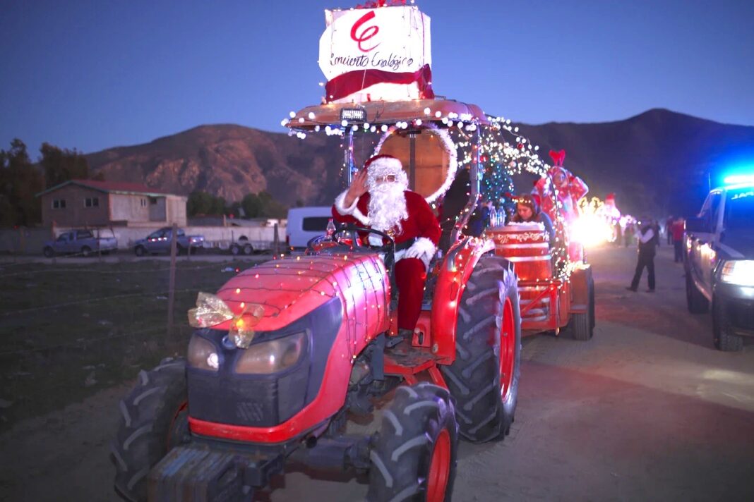 Con desfile de luces dan la bienvenida a la temporada navideña en el Valle de Guadalupe