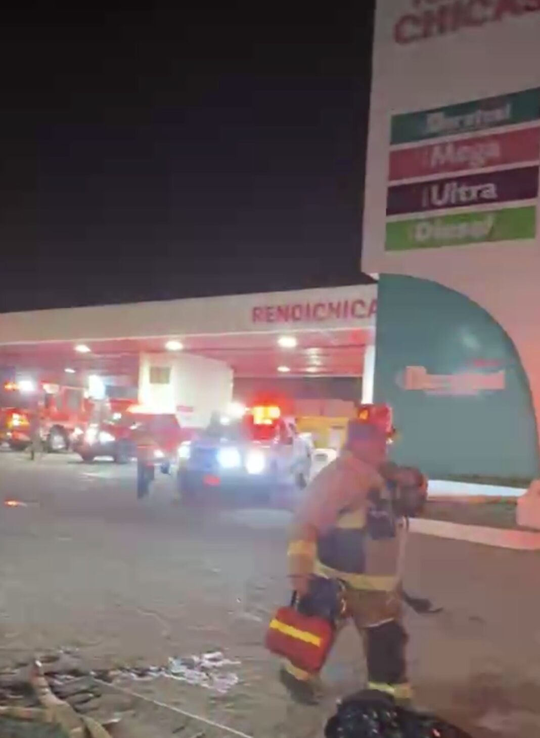 Caen dos trabajadores a fosa de gasolina en estación de Rendichicas