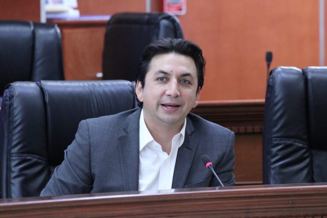 Propone Diego Arregui reconocer derecho al bienestar digital de menores