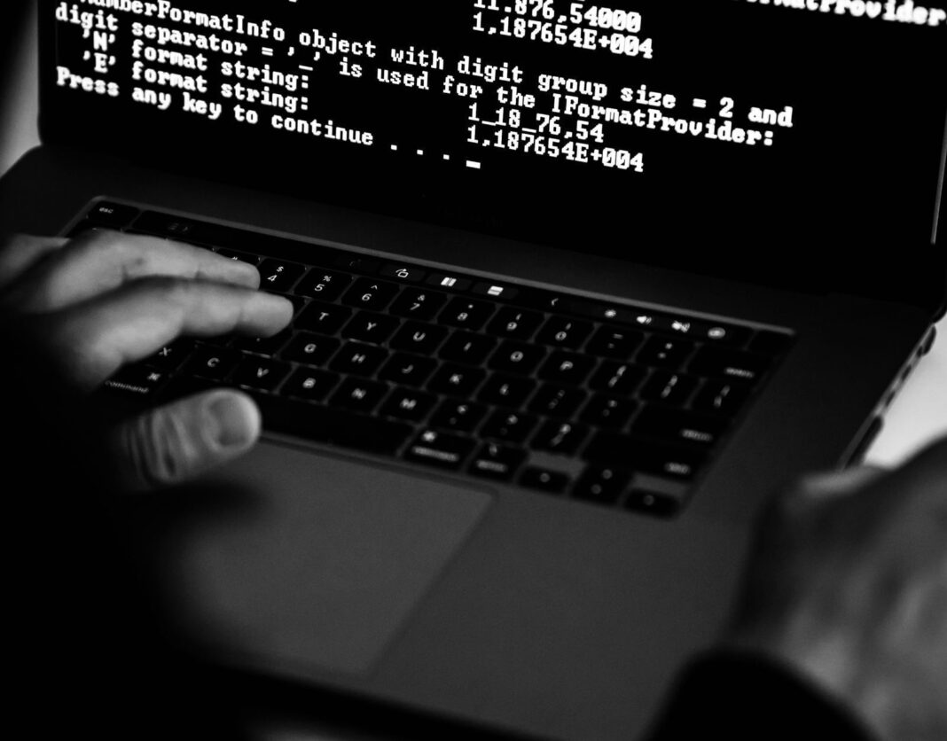 Del crimen armado al digital: alertan por guerra de desinformación en redes