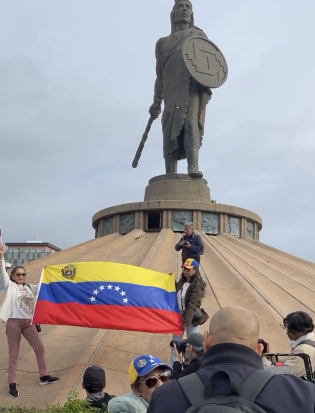 Venezolanos celebran la caída de Nicolás Maduro en Tijuana