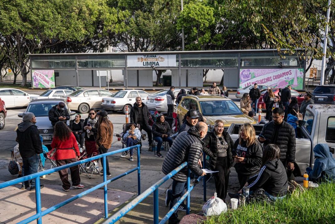 Maestros de la CNTE se manifiestan en Tijuana para exigir pago a interinos