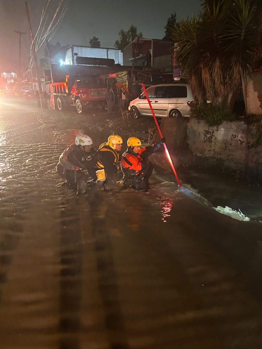 Rescatan a menor arrastrada por la corriente; continúa búsqueda de un hombre en la colonia El Tecolote