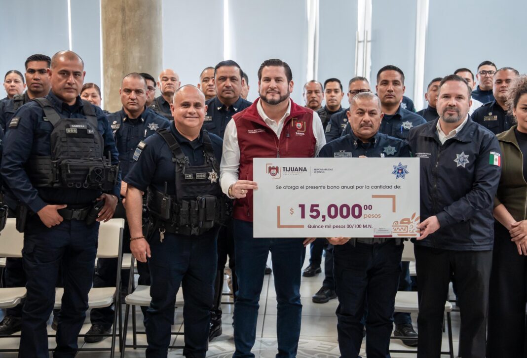Entrega Ismael Burgueño Ruiz bono anual a mil 823 policías municipales activos