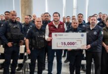 Entrega Ismael Burgueño Ruiz bono anual a mil 823 policías municipales activos