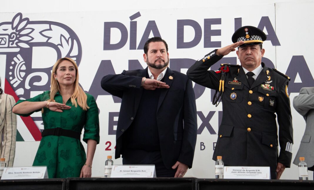 Encabeza Ismael Burgueño acto cívico por el Día de la Bandera