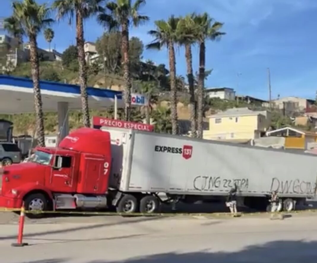 Vandalizan tráiler con siglas de grupo delictivo; se despliega fuerte operativo