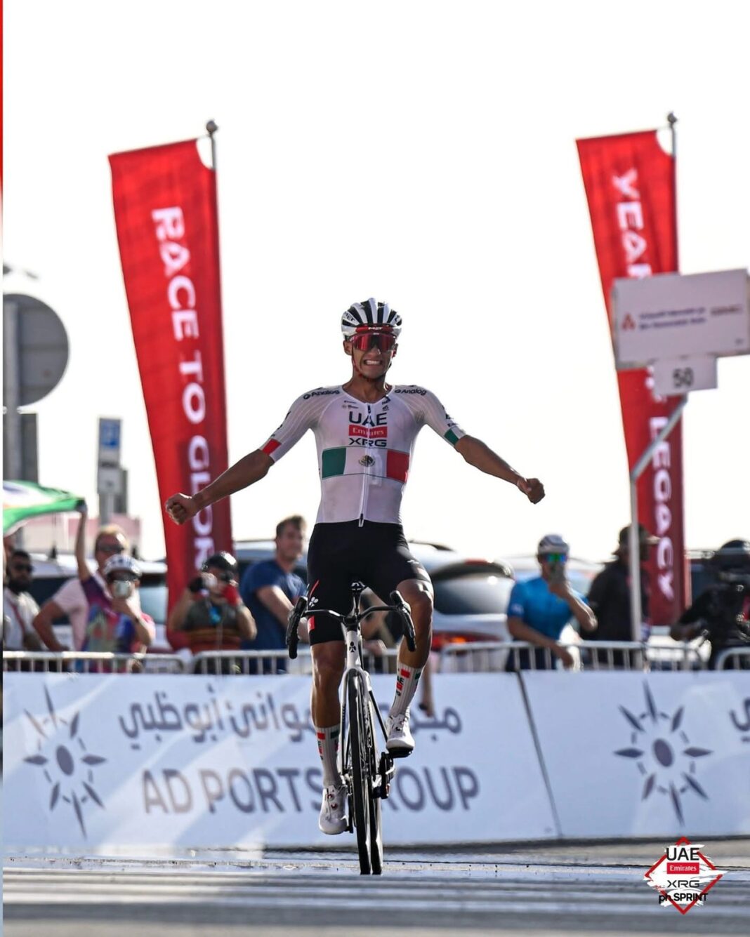 Isaac del Toro hace historia en el UAE Tour y queda a un paso del título